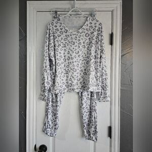 NWT Women's Cozy Leopard Print Pajama Set White and Gray Long Sleeve Size Large